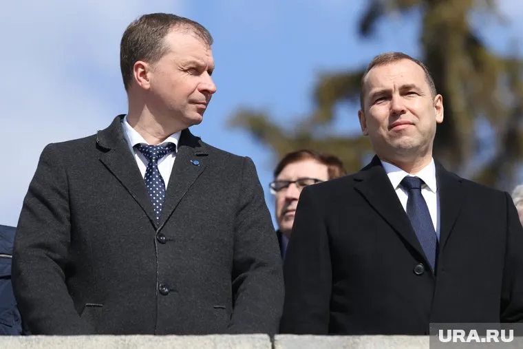 Мэр Кургана Андрей Потапов (слева) хотел покинуть пост, но губернатор Вадим Шумков (справа) не подписал заявление