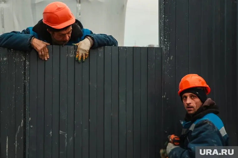 Соседи уже начали строить двухметровый забор (архивное фото)