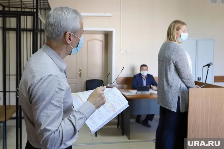 Елена Шумилова заявила в суде, что Олег Рожков (слева) получил больше денег, чем было положено
