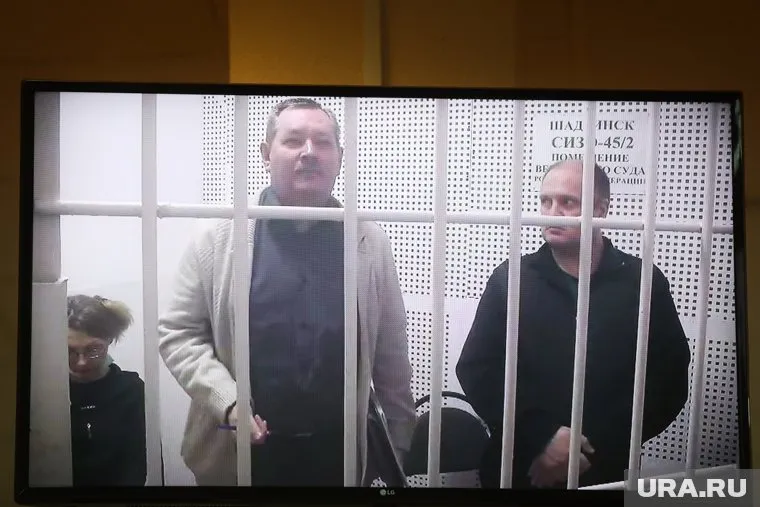 Андрей Шамин (слева) выступал в суде по видеосвязи