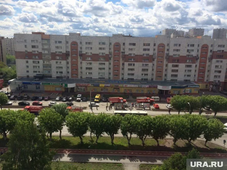 Утром пожарные эвакуировали посетителей торгового центра "Турана"
