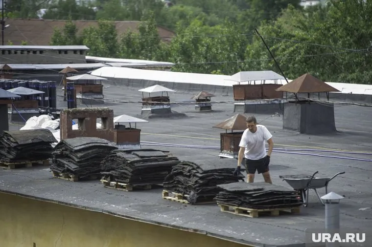 Из-за протекающей крыши здания затапливаются все этажи (архивное фото)