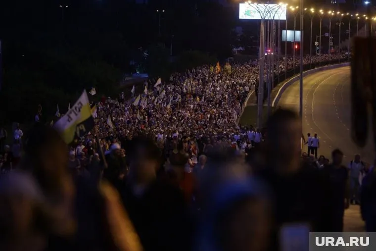 Православные прошли от Храма на Крови до монастыря на Ганиной Яме