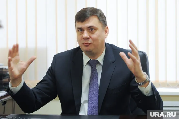 Олега Извекова и его приятеля подозревают в получении откатов