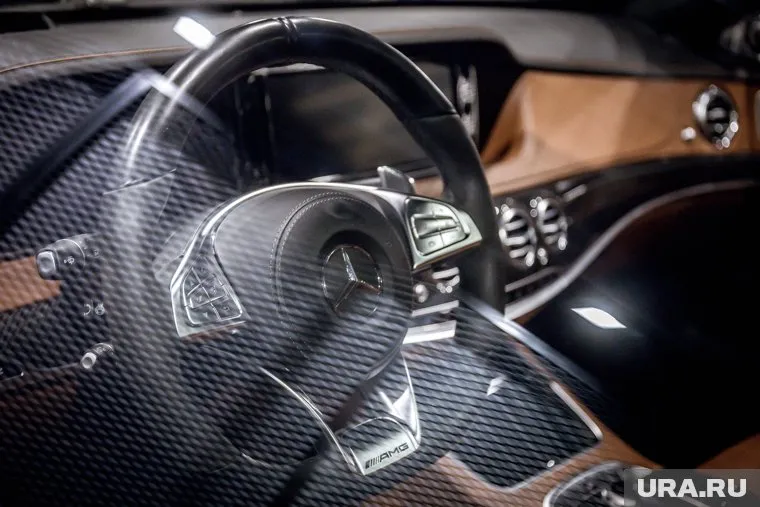 Водитель Mercedes более пяти лет проживает в элитном жилом комплексе с видом на море