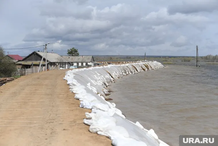 Вода уже подобралась к земляному валу