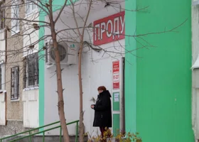 В микрорайоне Кургана, где у Метрополиса возникли проблемы, закрыли несколько магазинов