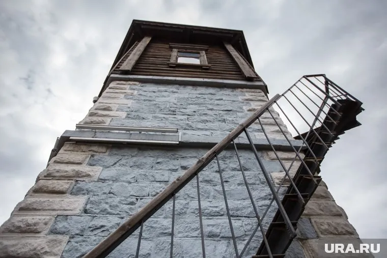 Кирпичный дом с башней площадью 500 кв. метров обойдется новым владельцам в 20 млн рублей