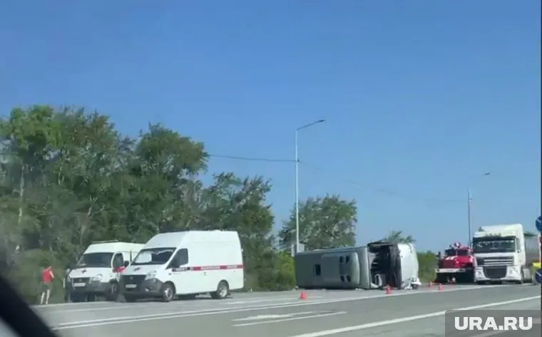 В автобус врезался ехавший попутно грузовик