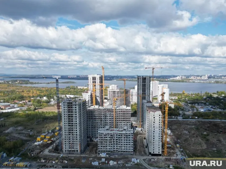 Верх-Исетский пруд находится в 10 минутах ходьбы от ЖК «Русь»