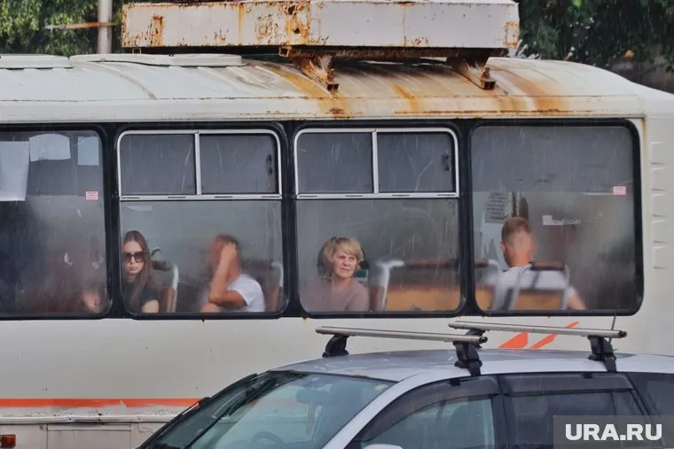 Сильный дожди затопили автобус в Кургане