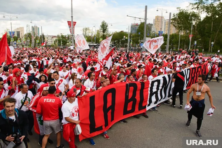 Перуанские болельщики шли большой красной рекой
