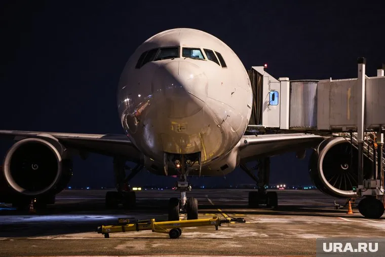 Рейс «Нижневартовск-Ижевск» совершил посадку в Сургуте. Причина — подозрение на пожар