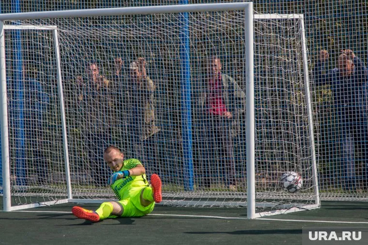 Футбольные ворота на площадке не были закреплены, поэтому упали и разбили голову ребенку