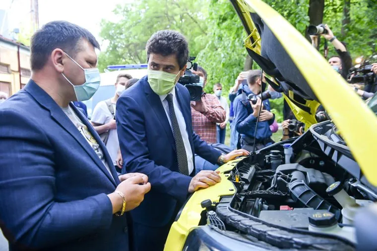 Передача автомобилей Скорой медицинской помощи бригадам медиков. Екатеринбург