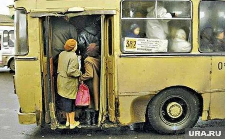 Екатеринбург может вернуться в начало 90-х. Гражданам придется гроздьями свисать из автобусов