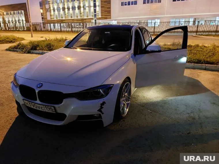 Водитель BMW не справился с управлением и вылетел на обочину, где стояли люди