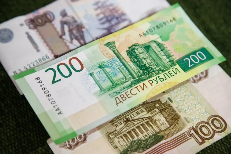 Презентация новых денежных банкнот номиналом 200 и 2000 рублей. Екатеринбург, 200 рублей, деньги, рубли, новые купюры