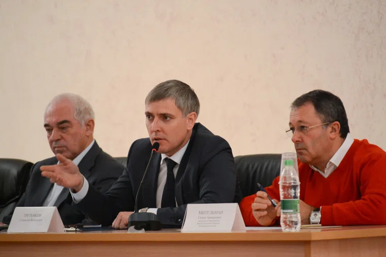 Через час после начала сессии зал покинули Игорь Войнов и Станислав Третьяков