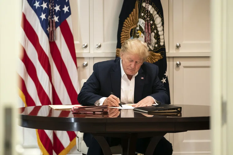 Трамп дал Ирану неделю перерыва в связи с похоронами Хаменеи