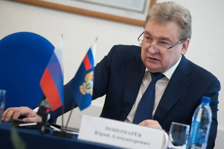 Заседание координационного совета Уполномоченных по правам человека в Уральском Федеральном Округе. Екатеринбург, пономарев юрий, флаг россии, флаг прокуратуры рф