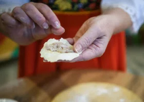 Мама Героя РФ приготовила излюбленное лакомство свердловских бойцов СВО