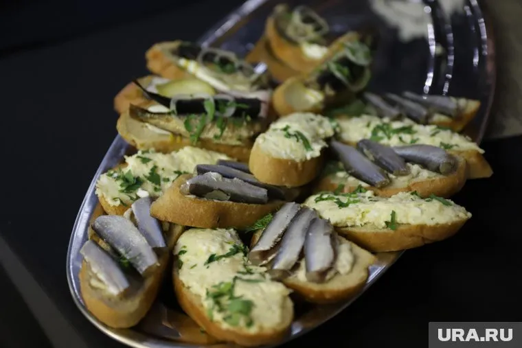 Женщины купили банку консервов у незнакомца и попали в больницу