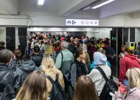 В метро в центре Екатеринбурга возникла давка