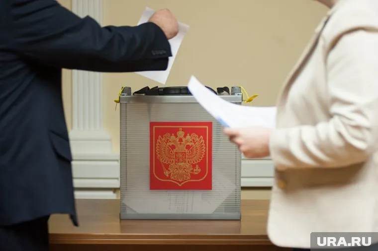 В ходе тайного голосования 12 из 15 депутатов поставили мэру неудовлетворительную оценку