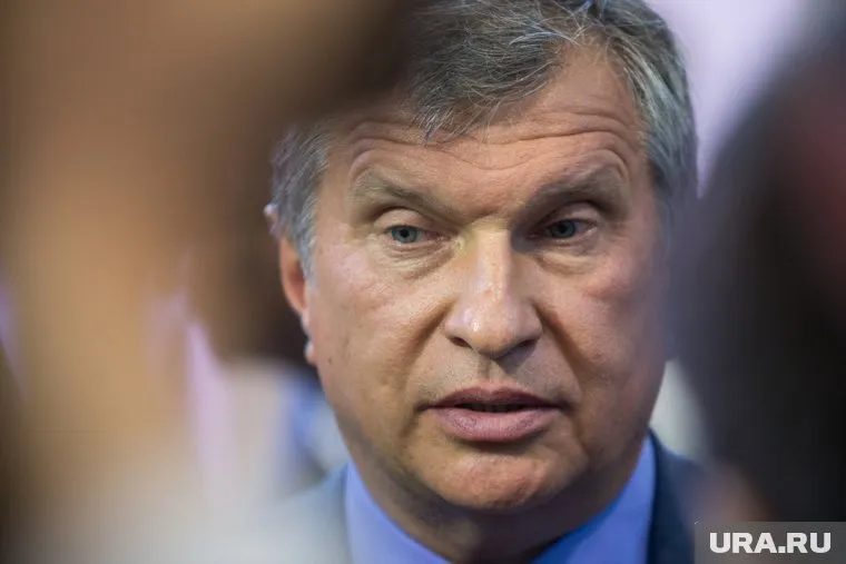 Владимир Путин и Игорь Сечин проведут закрытую встречу, заявил Дмитрий Песков