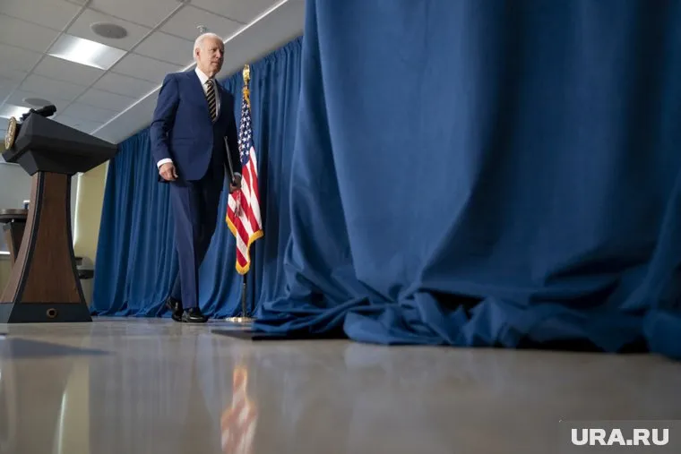 Байден вновь потерялся на сцене