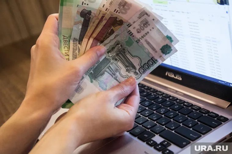 Михаил Мишустин распорядился выделить 28 млрд семьям с детьми