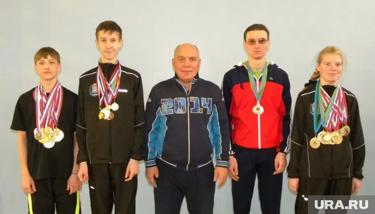 62-летний тренер Геннадий Терентьев со своими воспитанниками