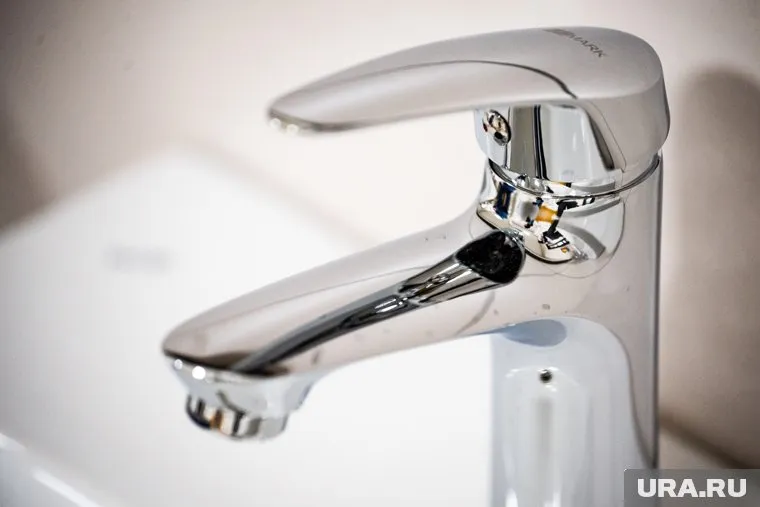 Жители микрорайона уже третьи сутки живут без воды