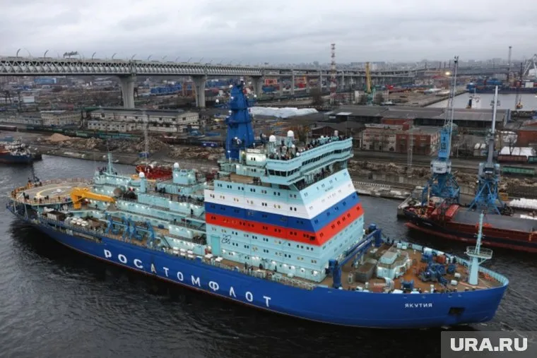 Ледокол обеспечивает круглогодичную навигацию в Арктике (архивное фото)