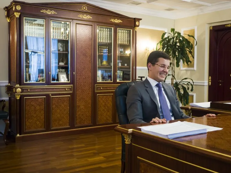 Интервью с врио губернатора ЯНАО Дмитрием Артюховым. Салехард, книжный шкаф, артюхов дмитрий