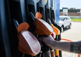 Власти Надыма опровергли слухи о дефиците автомобильного топлива 