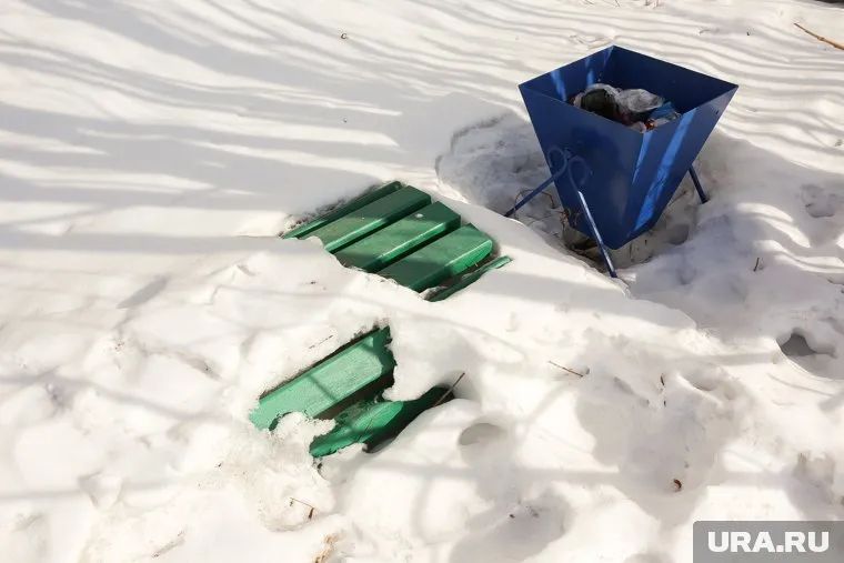 Неизвестный разбил окно в подъезд при помощи мусорного бака в Тюмени