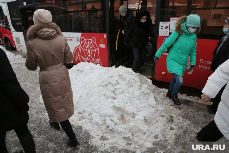 Дороги расчистили, а снежные кучи в городе не убрали, сообщают пермяки