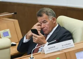 Подчиненные Тунгусова спасают его от фотографов и бравируют влиянием на Бабушкину