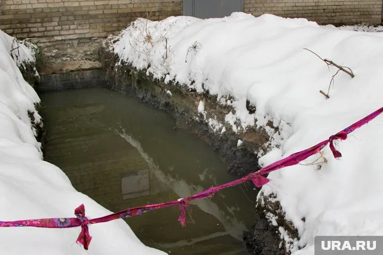 Мальчики не заметили в темноте глубокую яму с водой