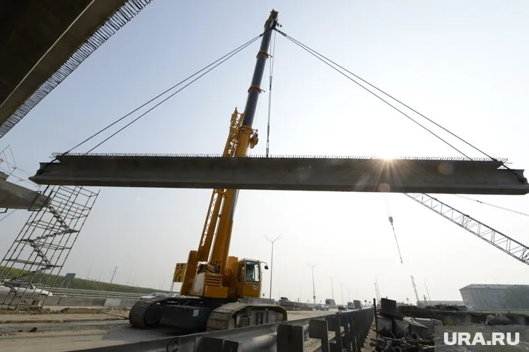 Гусеничный кран упал рядом со строящимся домом