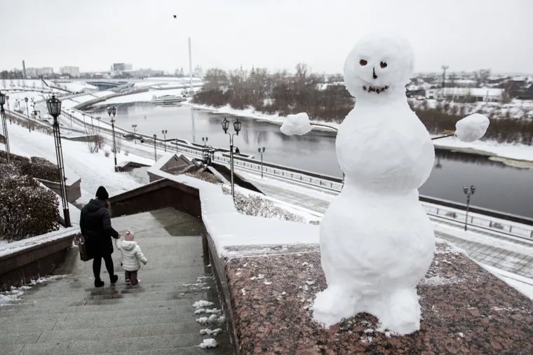 Снежные виды города. Тюмень, снеговик, набережная тюмени