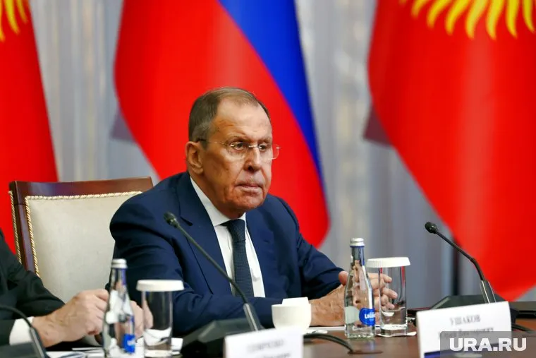 Сергей Лавров отметил, что Россия будет вынуждена отказаться от своего одностороннего моратория на размещение наземных ракет средней и меньшей дальности