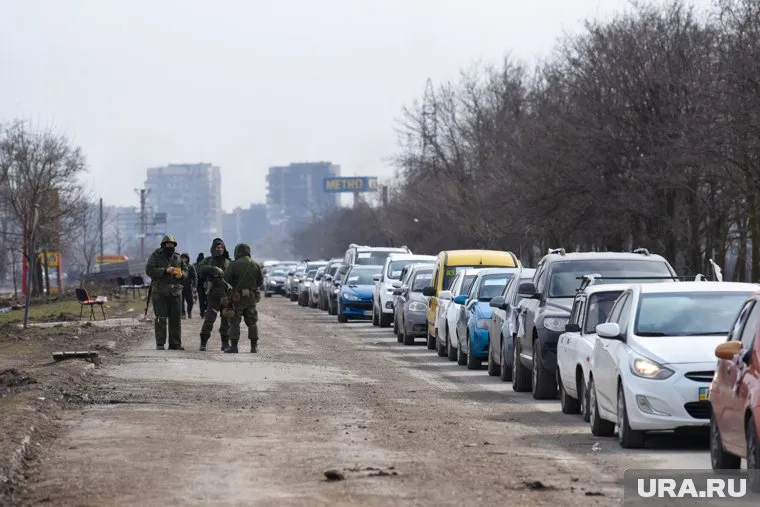 Местные жители покидают свои дома рядом с местом обнаружения бомбы (архивное фото)