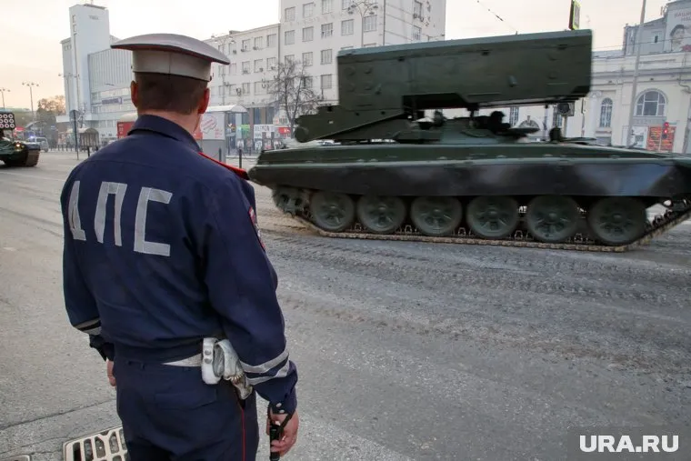 В дни репетиции парада Победы центральные улицы Екатеринбурга начинают перекрывать уже в восьмом часу вечера
