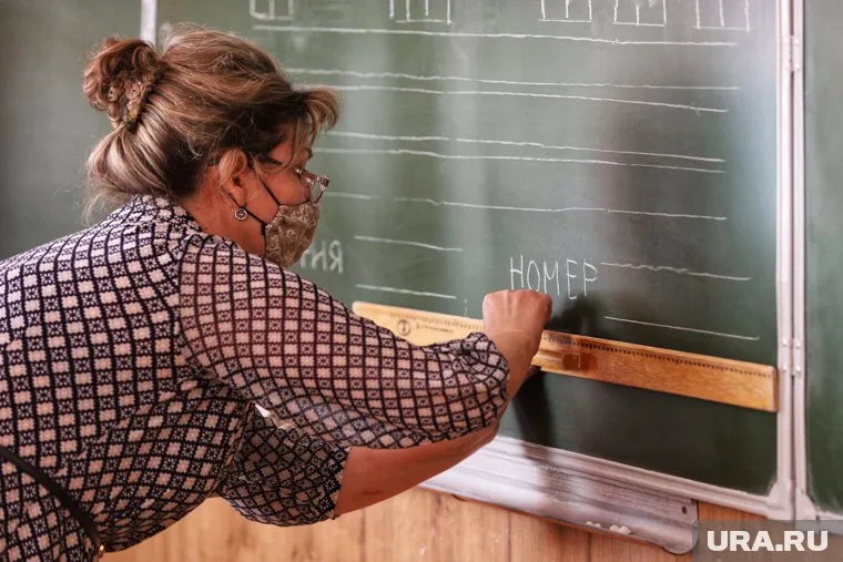 Учитель должен получать около 70 тысяч, чтобы обеспечить семью