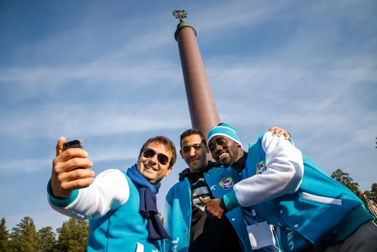 Экскурсии для участников региональной программы XIX Всемирного фестиваля молодежи и студентов. Екатеринбург, негр, селфи, иностранцы, всемирный фестиваль молодежи и студентов, молодежный фестиваль, туристы, стела европа азия, граница европа азия