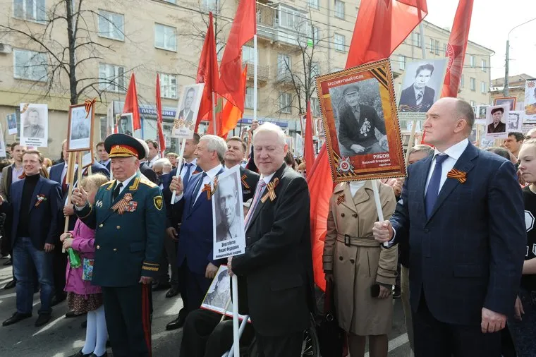 Возложение венков к Вечному огню и торжественное построение челябинского гарнизона в честь Дня Победы.  Акция "Бессмертный полк". Челябинск, сурков анатолий, бессмертный полк, мякуш владимир, тефтелев евгений, дубровский борис
