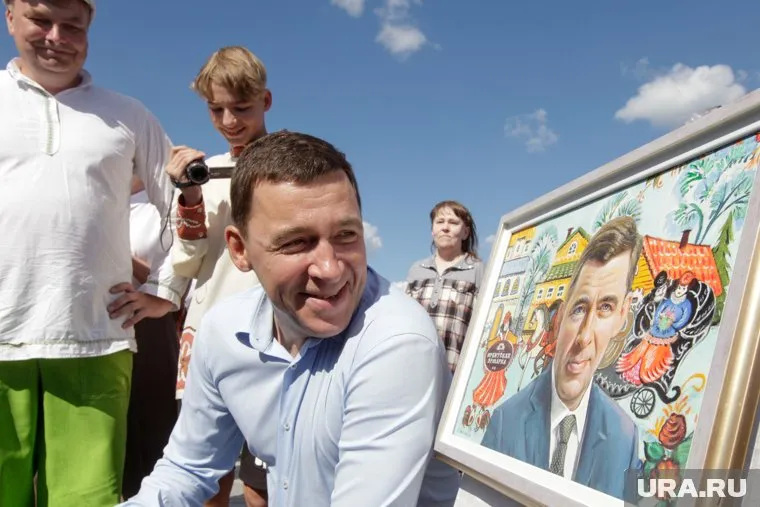 Прознавшие о готовящемся визите Евгения Куйвашева художники тут же выставили на ярмарке его портрет. Губернатор был доволен